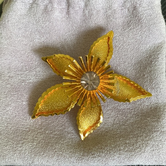 Vintage Polished Gold Tone Star Flower w Central Amethyst Purple Stone 3D PIN - Picture 13 of 14